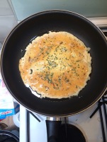 Roer de eieren en bak een omelet