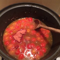Bouillon van kip koken toevoegen aan de tomaatjes en het mixpoeder